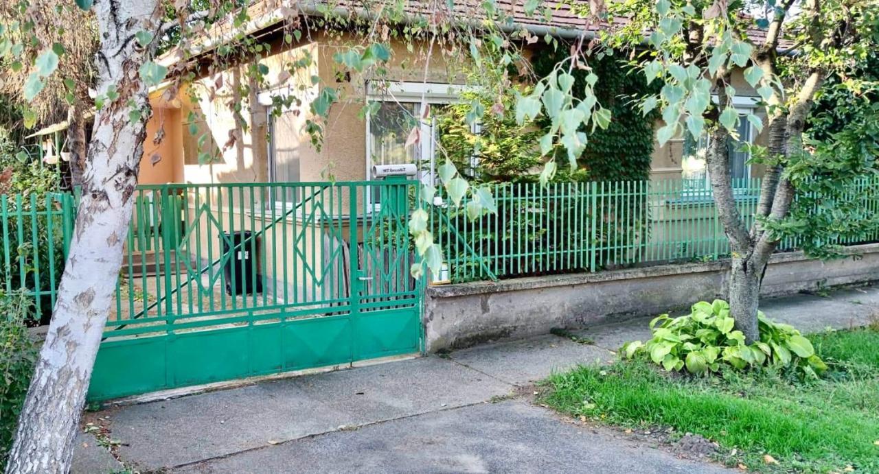 Grany'S Retro Guesthouse Near Budapest Airport Vecses Exterior photo