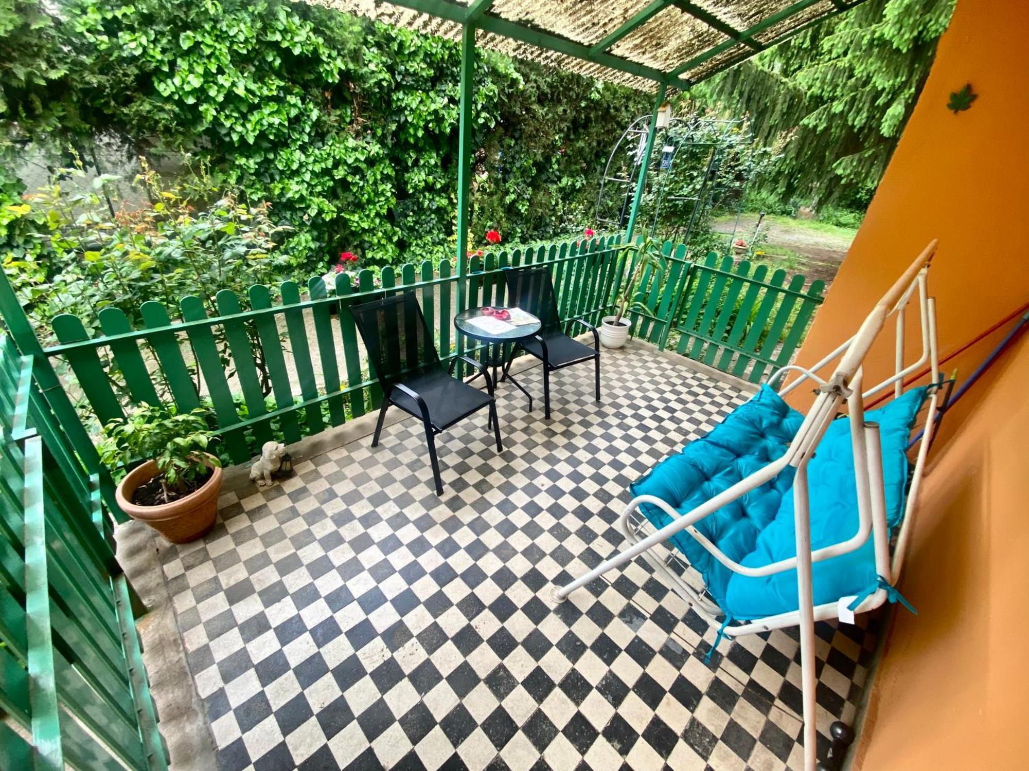 Grany'S Retro Guesthouse Near Budapest Airport Vecses Exterior photo